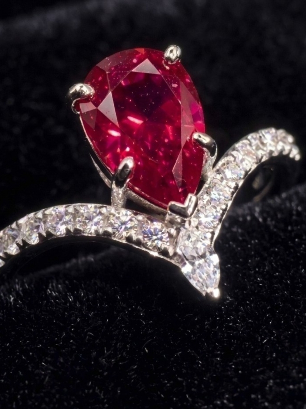 **HOT** 1.5 Carat Magenta Moissanite Gemstone Ring * Size:6